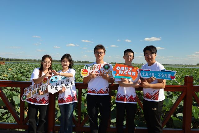 安博官方网站师生在白洋淀雁南堤实地调研 (2).jpg